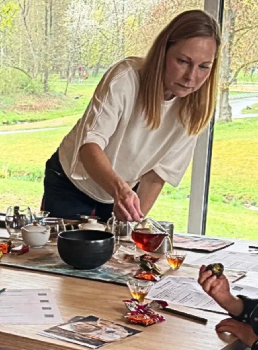 Eva připravuje čaj na workshopu